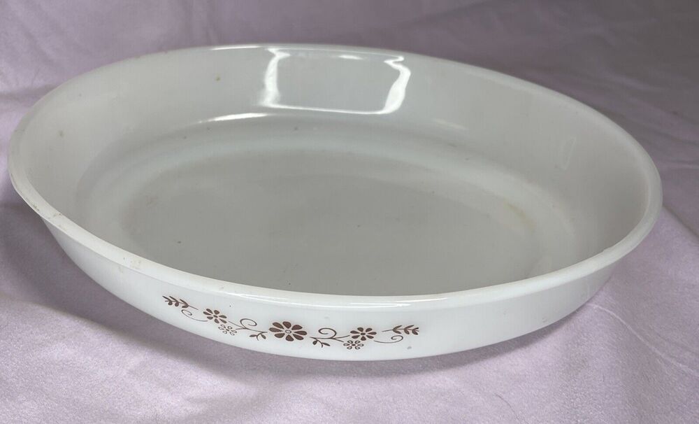 Vintage Dynaware Termocrisa 10 1/4" x 8" x 2" Casserole Dish w/ Daisy Pattern